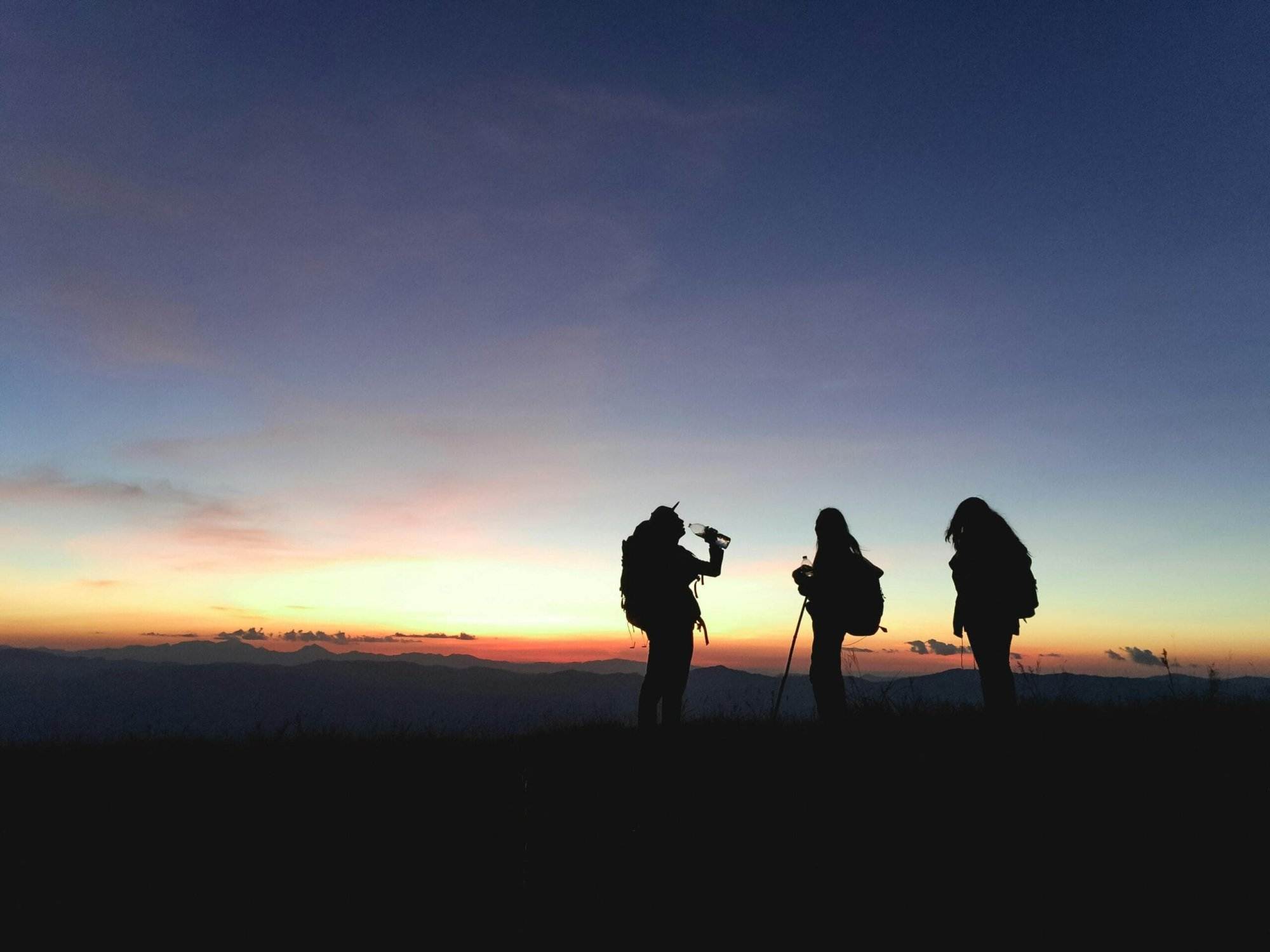 Foto oleh Tirachard Kumtanom: https://www.pexels.com/id-id/foto/siluet-tiga-orang-450062/