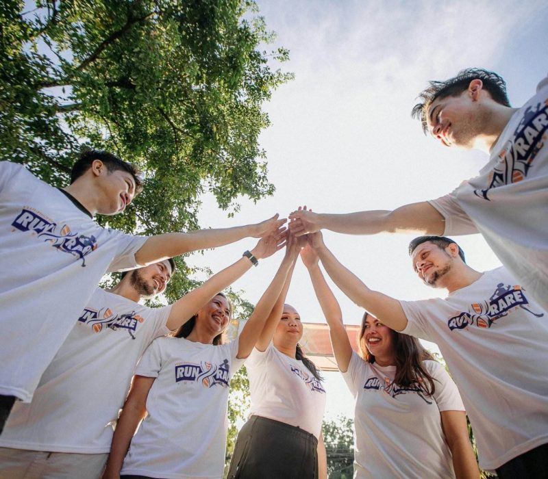 Foto oleh Denniz Futalan: https://www.pexels.com/id-id/foto/orang-orang-mengangkat-tangan-3453047/